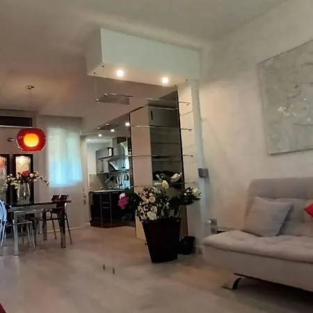 Incantevole Con Parcheggio Gratuito Apartmán
