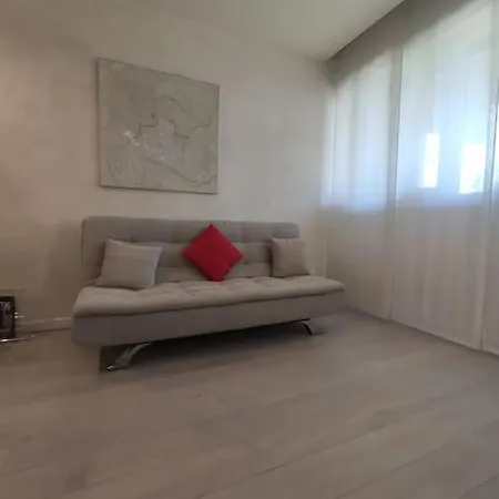 Incantevole Con Parcheggio Gratuito Apartmán